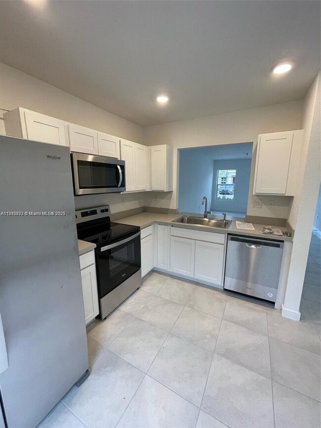 Building Photo - 552 NE 4th Terrace