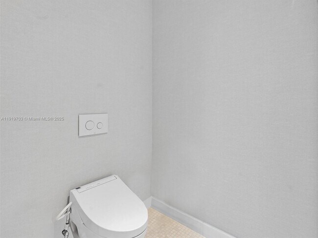 Building Photo - 700 NE 26th Terrace