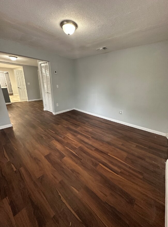 Building Photo - Renovated** Move in Ready** 3/2 Single Family home : Available Now!