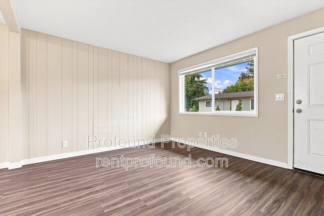 Building Photo - 742 SE 13th Ave