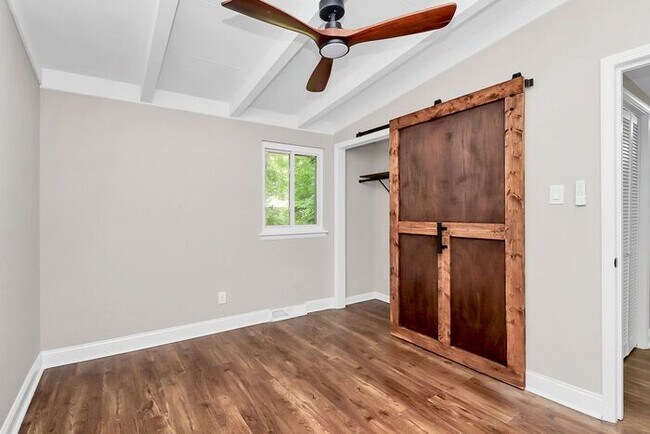 Building Photo - Beautifully Renovated 3BD/1BA Ranch in Sen...