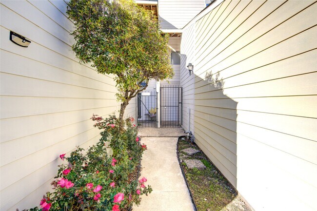 Building Photo - 7373 Antoine Dr