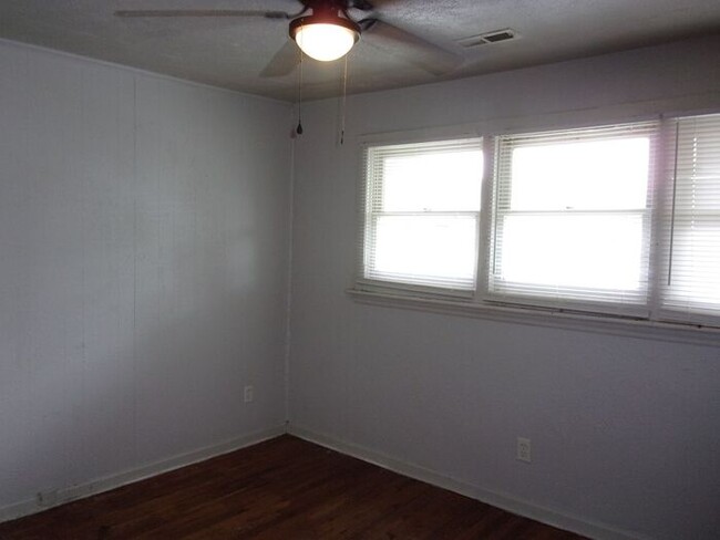 Building Photo - $500.00 Move In Special - 2 Bedroom 1 Bath...