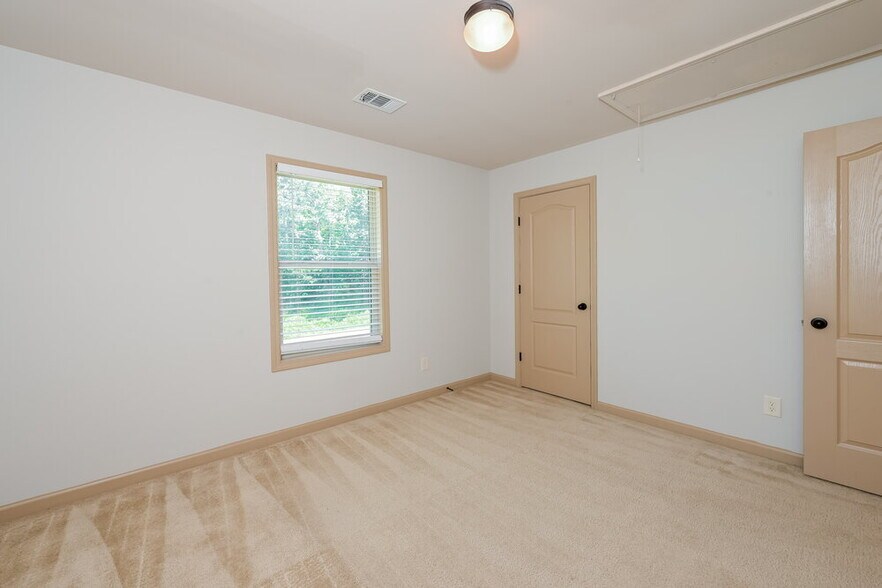 Building Photo - 3096 Montauk Hill Dr NE