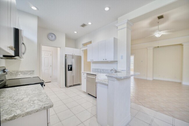 Building Photo - 2 Bedroom Plus Den/Office Home - Relaxing Pond View and Pet Friendly