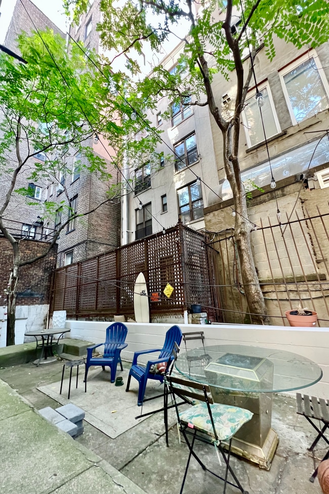 Building Photo - 210 Thompson St