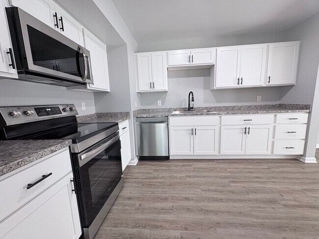 Building Photo - Newly Renovated 3 Bedroom 2 Bath w/ Flex Room Located in a Sought-after Neighborhood!