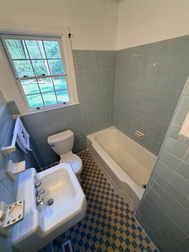 Building Photo - 1024 Cherokee Dr