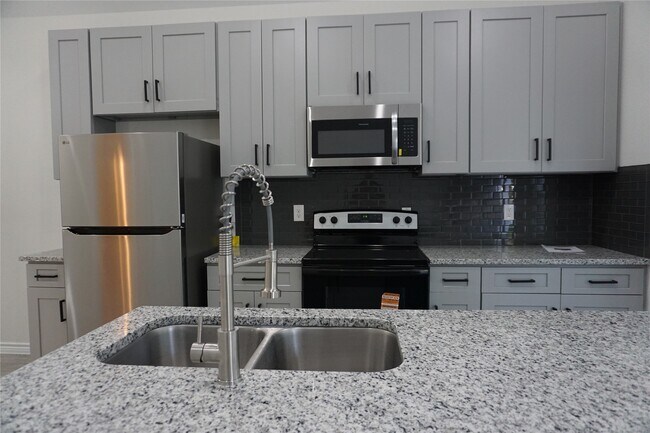 Building Photo - 9868 Arbor Oak