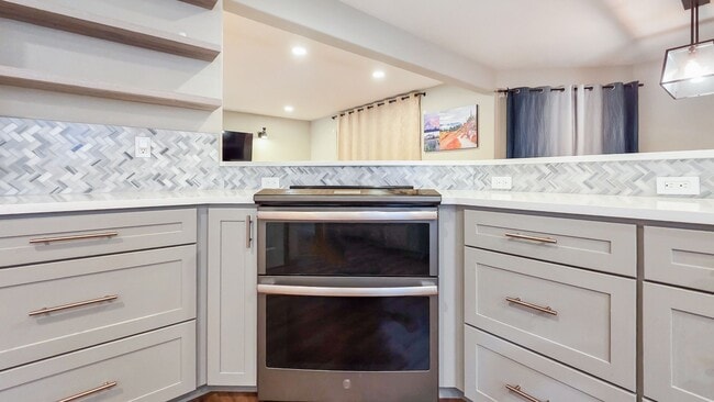 Building Photo - Updated 4-Bed Home Near Future Light Rail ...