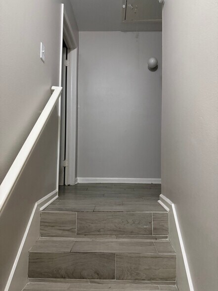 Building Photo - 40468 W Hernandez Ave