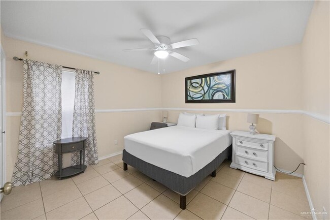 Building Photo - 14 W Bahama St