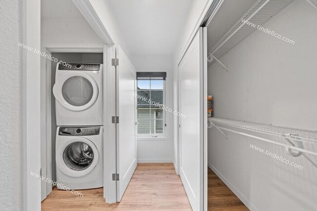 Building Photo - Sleek 3-Level Townhome in Hosford-Abernethy – Pet Friendly with W/S/G Included! Available Now!