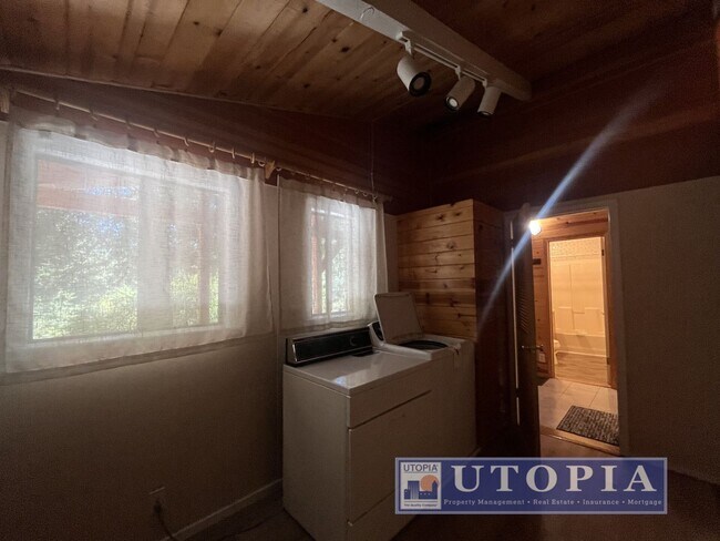 Building Photo - 10585 Redwood Dr