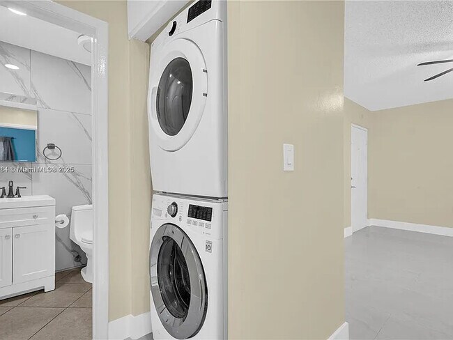 Building Photo - 2560 W 60th St