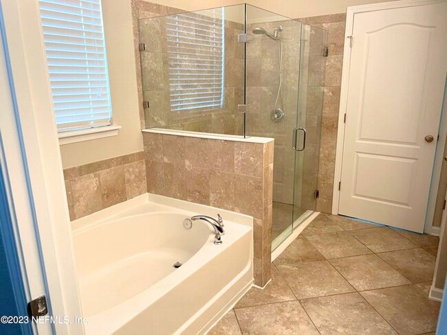 Building Photo - Large 4 bedroom home