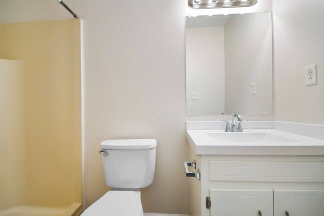 Building Photo - Pet Friendly Three Bedroom!