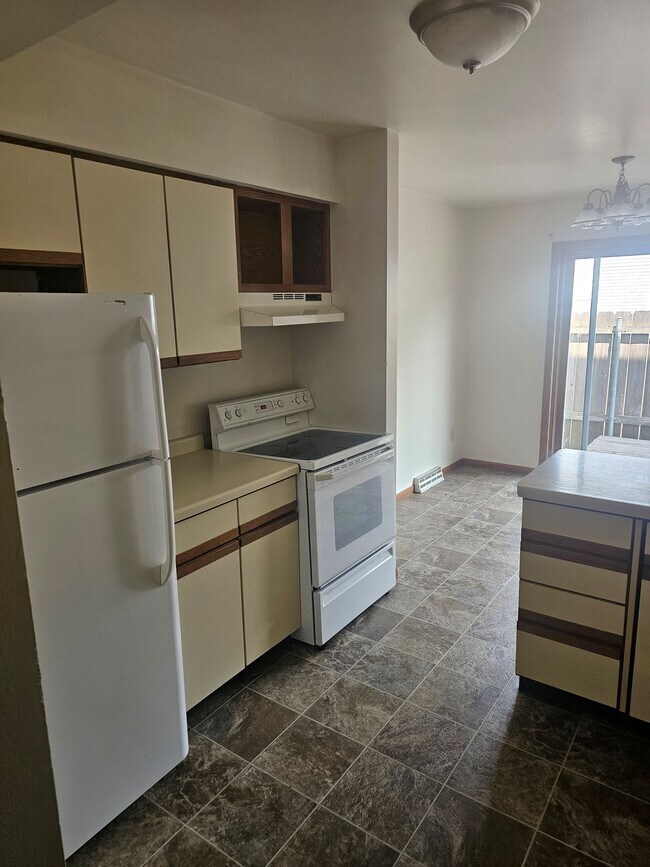 kitchen - 741 Aspen Ave