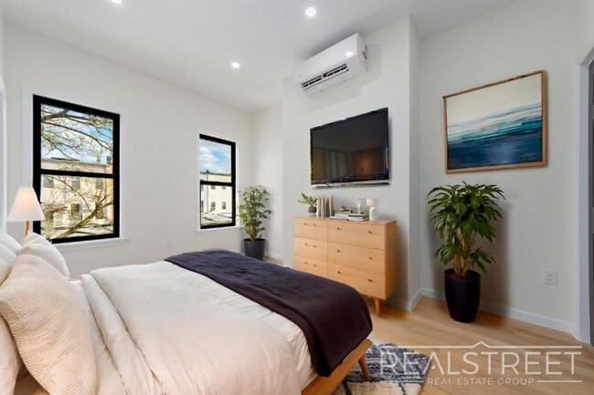 Building Photo - 3 bedroom in BROOKLYN NY 11207