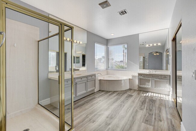 Building Photo - MASSIVE 5 BEDROOM, 2 STORY HOME IN DESIRABLE RHODES RANCH GOLF COURSE COMMUNITY!