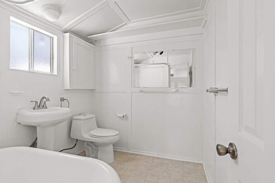 Building Photo - 439 Howland Canal