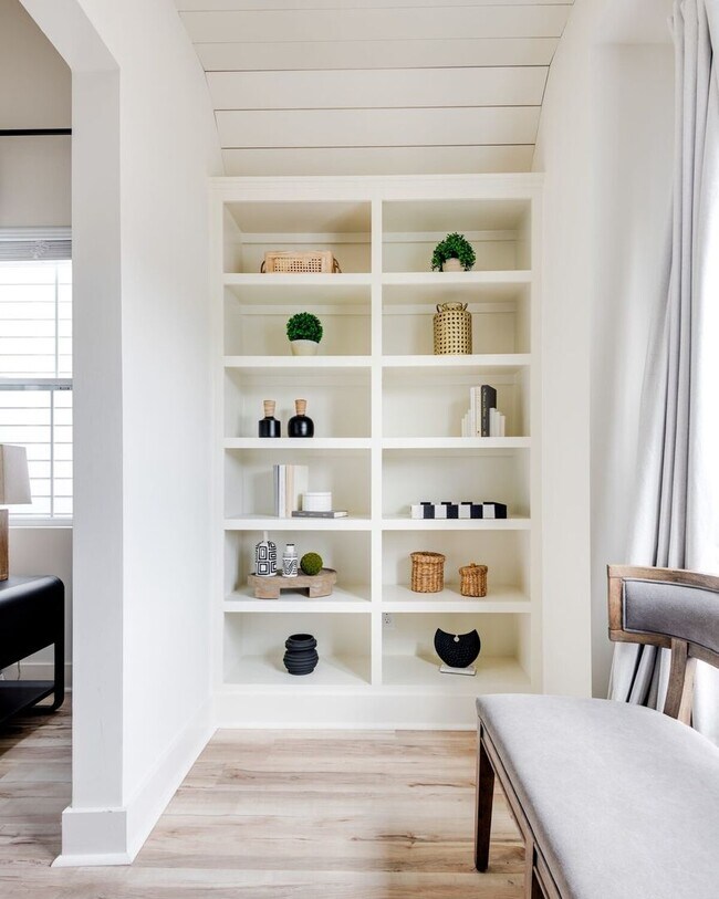 Building Photo - Fully Furnished - Designer Home (Flexible Lease Options)
