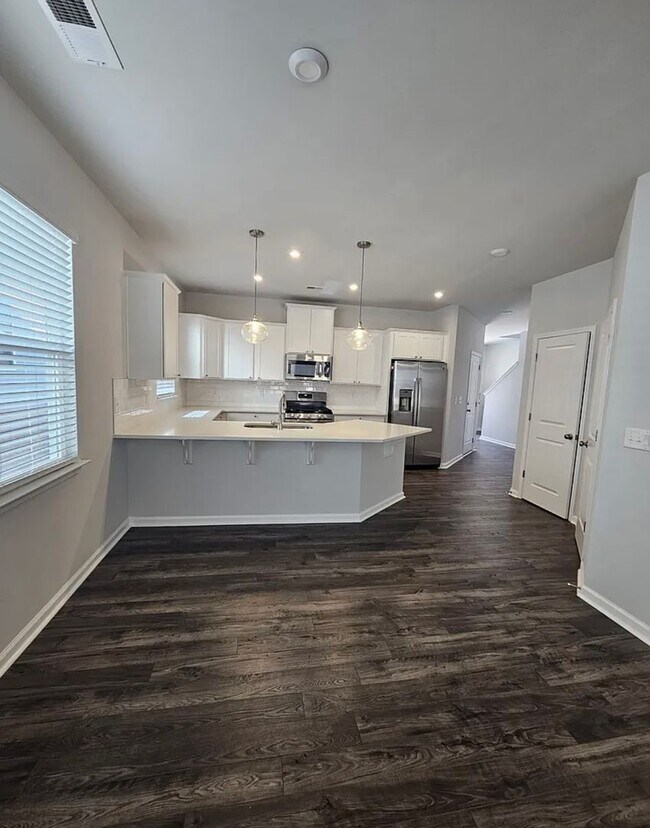 Building Photo - Very Spacious Townhome Available For Move In March 2026