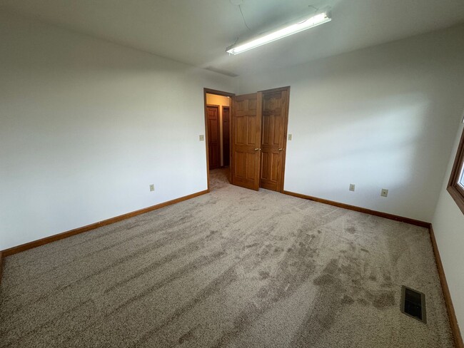 Building Photo - 2047 Parkside Dr