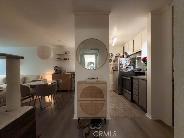 Building Photo - 532 N Rossmore Ave