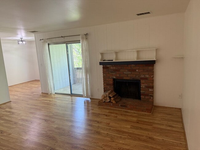 Building Photo - Stylish & Convenient 1-Bedroom Condo in Pr...