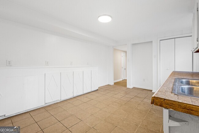 Building Photo - 4140 Rainbow Dr