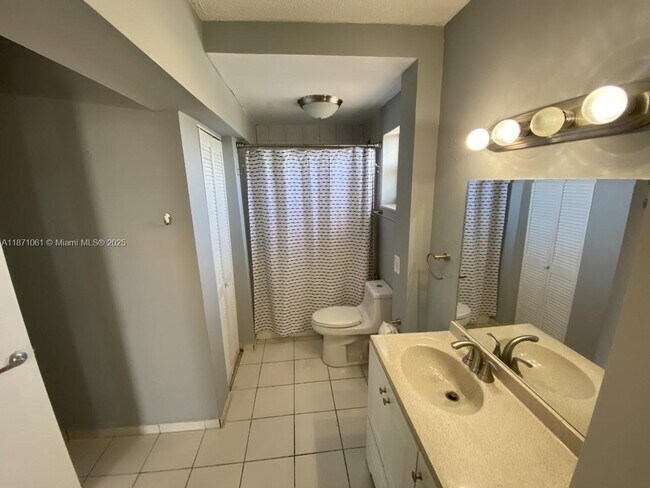 Building Photo - 8897 Fontainebleau Blvd