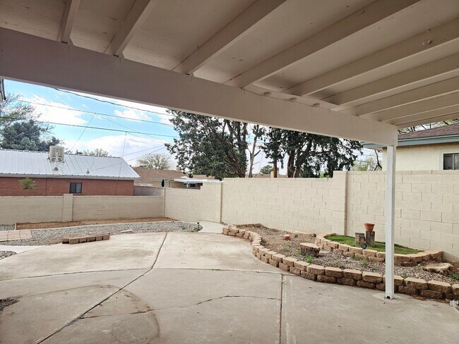 Building Photo - 2701 Cagua Dr NE