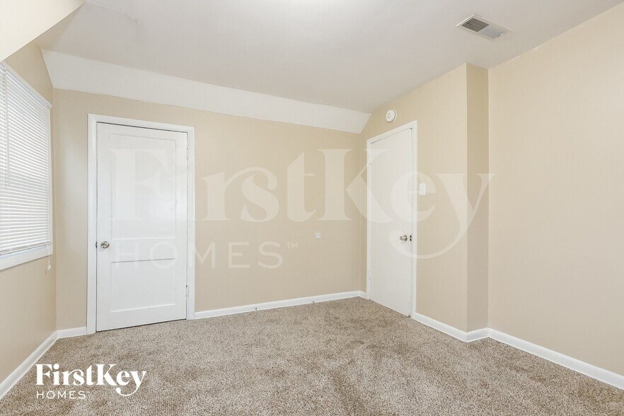 Building Photo - 510 E Clarendon Dr