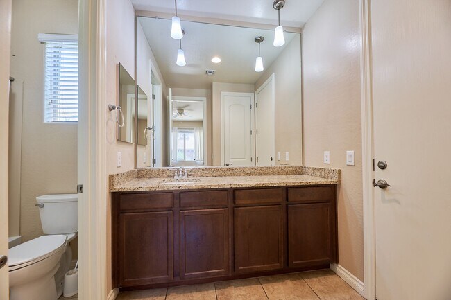 Building Photo - Lynx