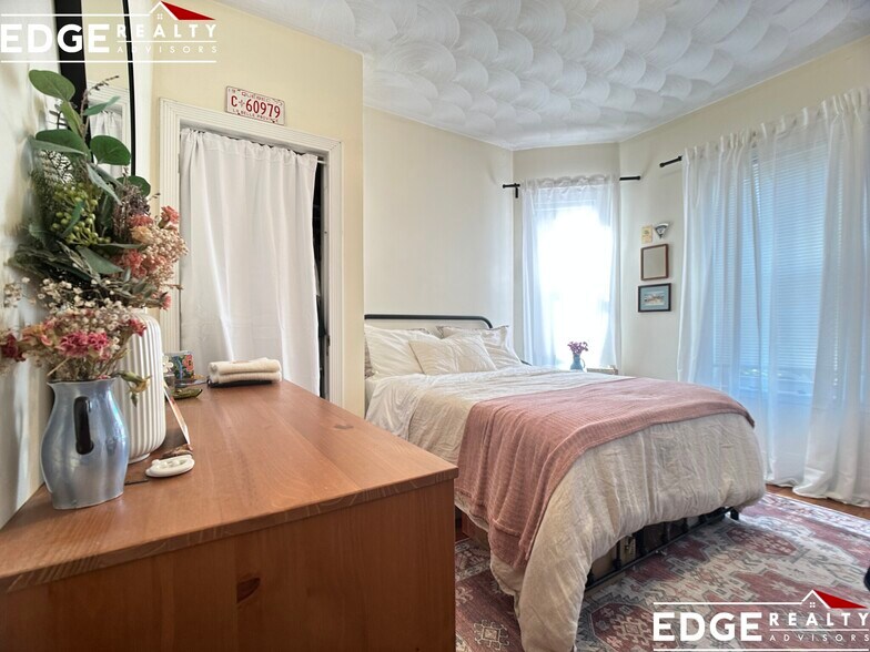 Building Photo - 6 Carmel St