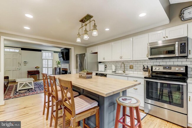 Building Photo - 145 W Hill St