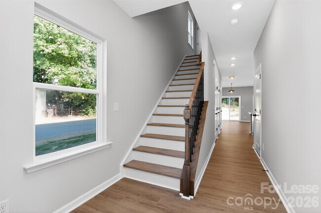 Building Photo - 333 N Hoskins Rd