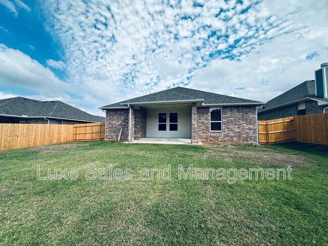 Building Photo - 16305 Villa Valeria Way