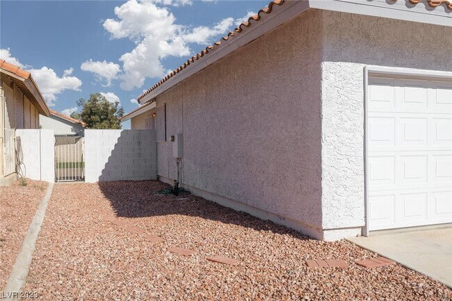 Building Photo - 8432 Mulcahy Ave
