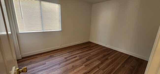 Building Photo - Large 3 Bedroom Home with a Loft