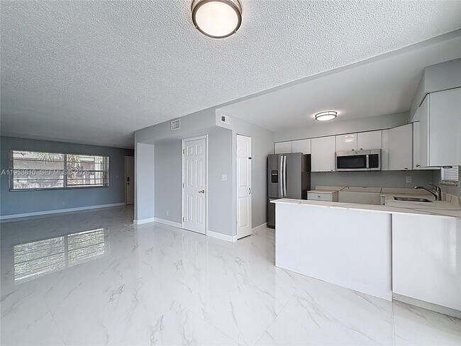 Building Photo - 1100 SE 4th Ave