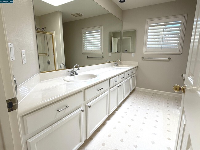 Building Photo - 600 Bourne Ct