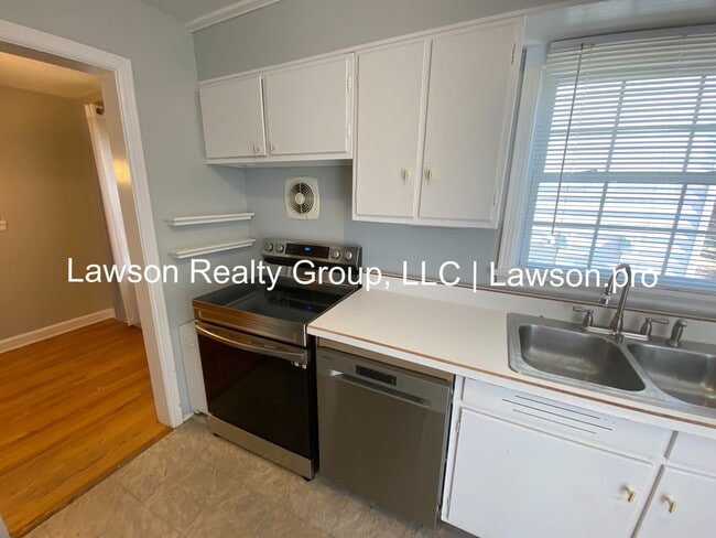 Building Photo - Raleigh Court -Three Bedroom Ranch with Basement