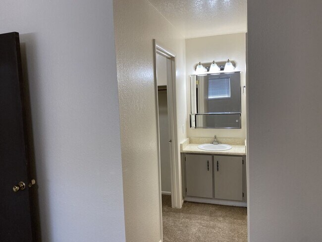 Building Photo - Super Cute 2 Bed 2 Bath in Murray