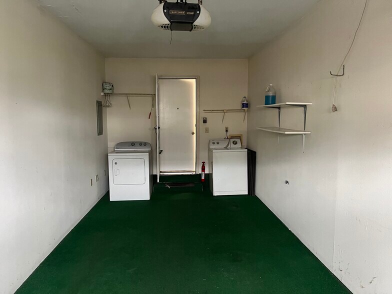 Garage - 5001 Grande Dr