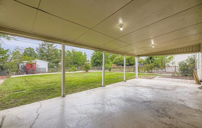 Building Photo - 3040 S Forest St