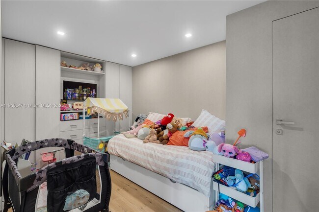 Building Photo - 3 Grove Isle Dr