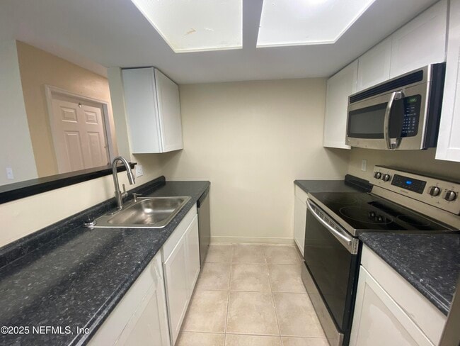 Building Photo - 1290 Wonderwood Dr