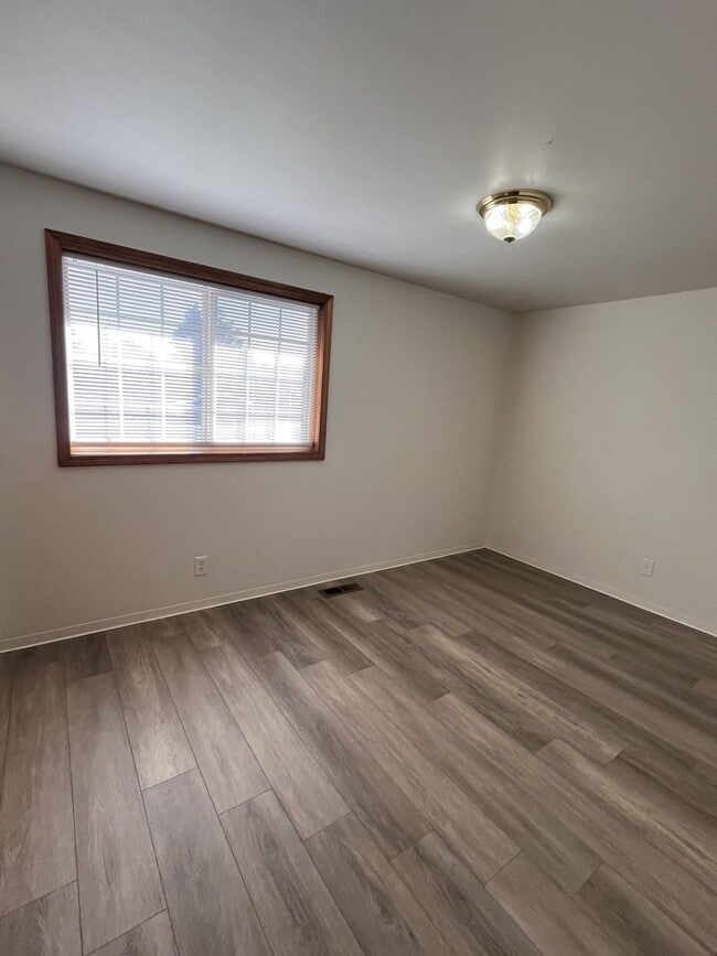 Building Photo - 3 Bedroom 2 Bath Single Family Home